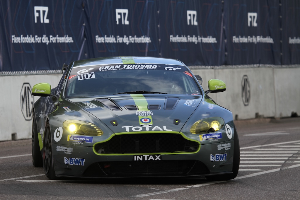 Aston Martin har altid lavet blændende smukke og hurtige biler. Ingen tilfældighed, at 007 James Bond som oftest har kørt Aston Martin.
(Foto: Motorsporten.dk)